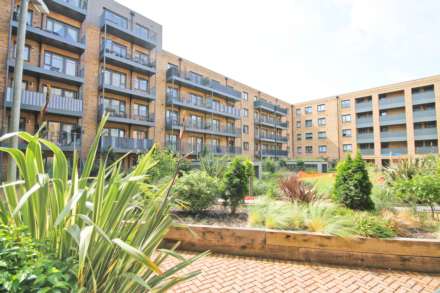 3 Bedroom Maisonette, Powdermill Close, New Malden