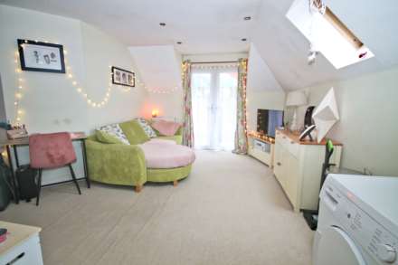 Claremont Road, West Byfleet, Image 3