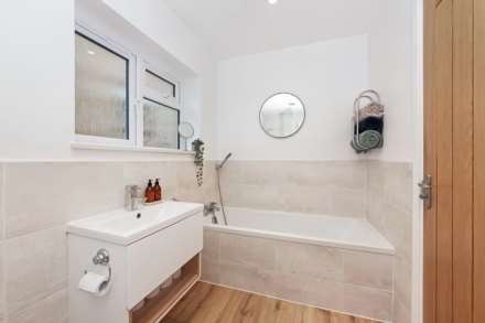 Sycamore Grove, New Malden, Image 11