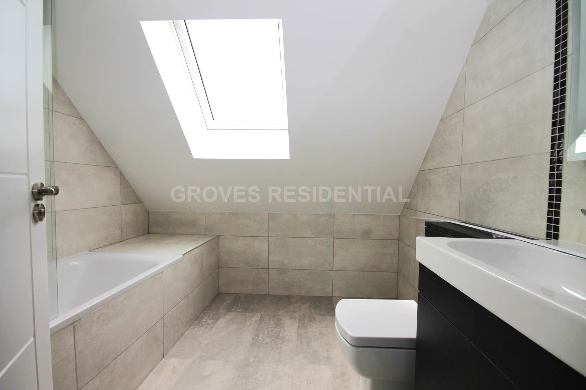 Lawn Close, New Malden, Image 13