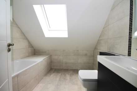 Lawn Close, New Malden, Image 13