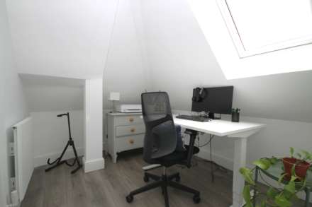 Lawn Close, New Malden, Image 14