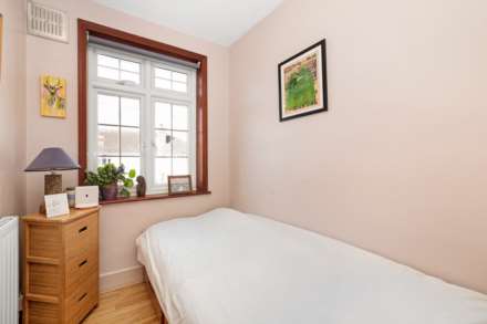 Myrtle Grove, New Malden, Image 17