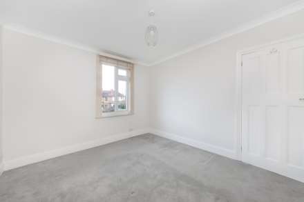 Myrtle Grove, New Malden, Image 12