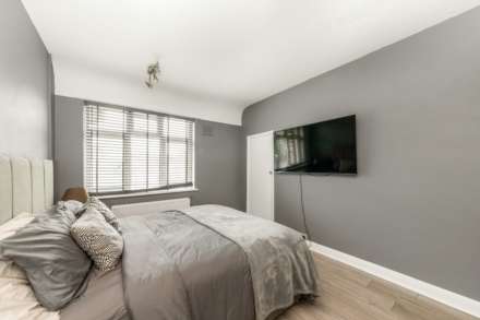 Lawn Close, New Malden, Image 6