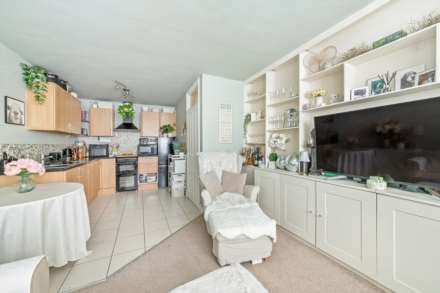 Linden Grove, New Malden, Image 6