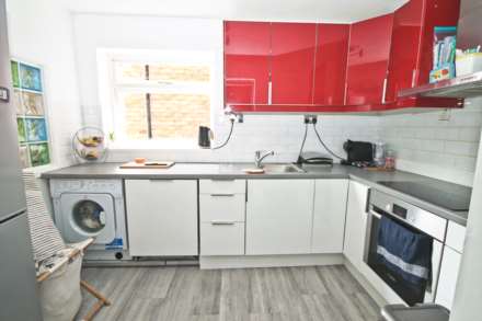 Sycamore Grove, New Malden, Image 4