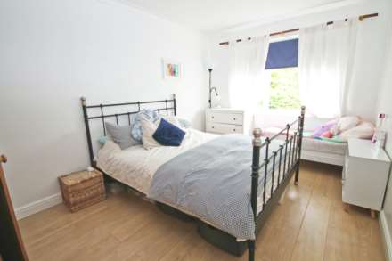Sycamore Grove, New Malden, Image 5