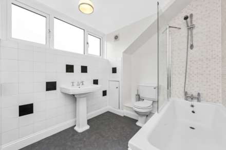 Four Bed Detached House -5 Mins Brixton Tube; Large Garden; Off Road Parking x 3, Image 7