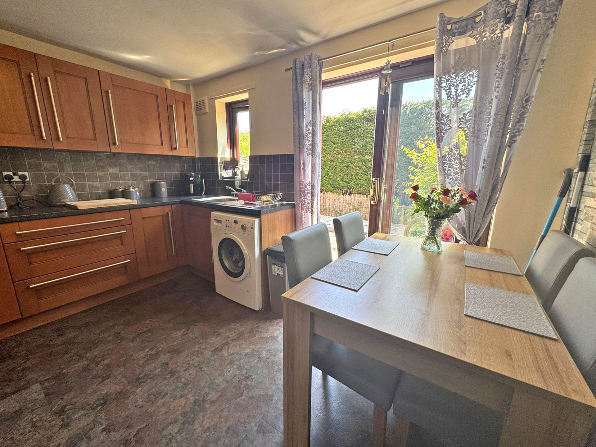Kingston Close, Shaw, Image 3