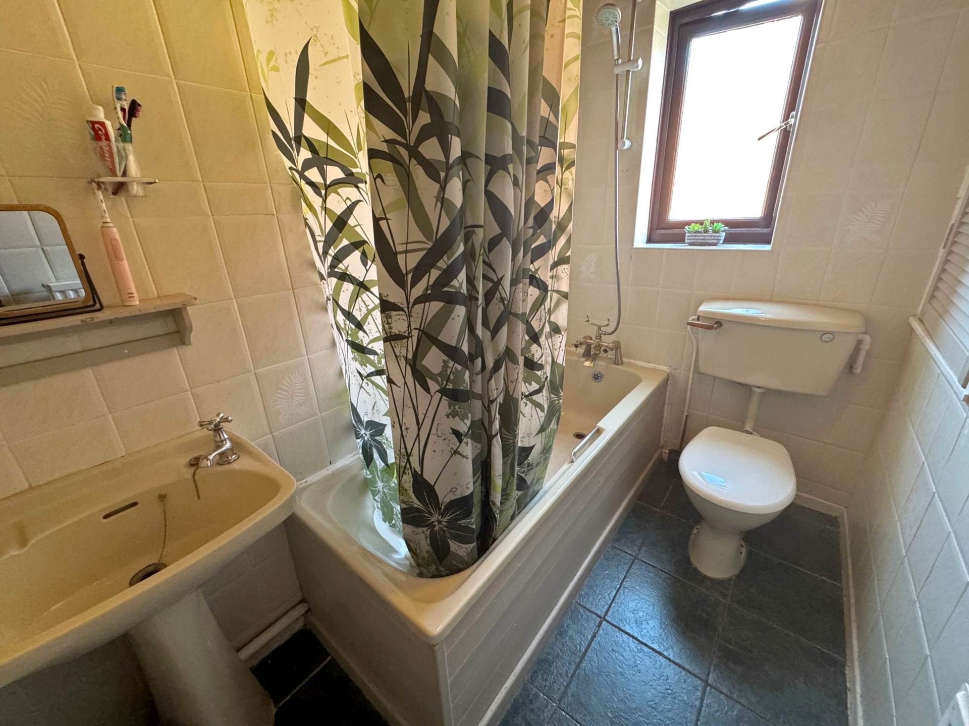 Kingston Close, Shaw, Image 9