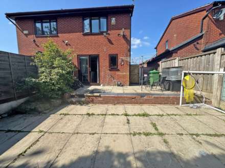 Kingston Close, Shaw, Image 10