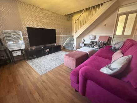 Kingston Close, Shaw, Image 2
