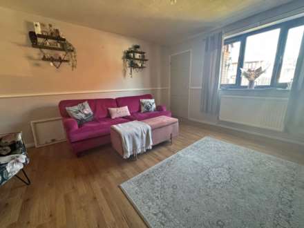 Kingston Close, Shaw, Image 4