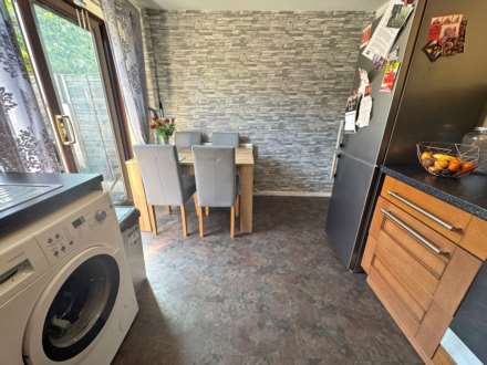 Kingston Close, Shaw, Image 5
