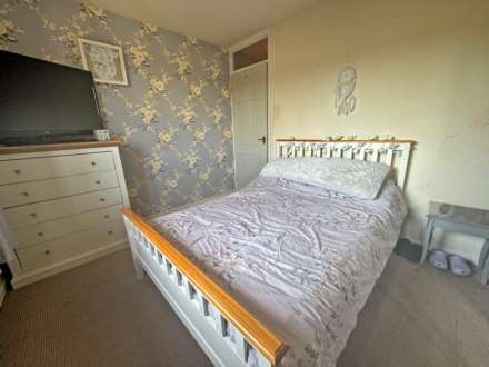 Kingston Close, Shaw, Image 6
