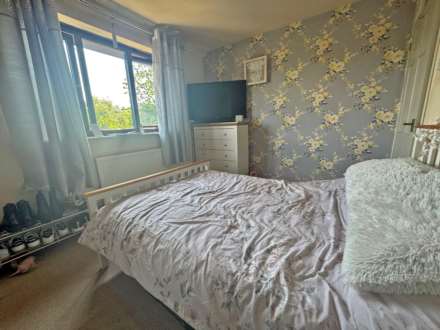 Kingston Close, Shaw, Image 7