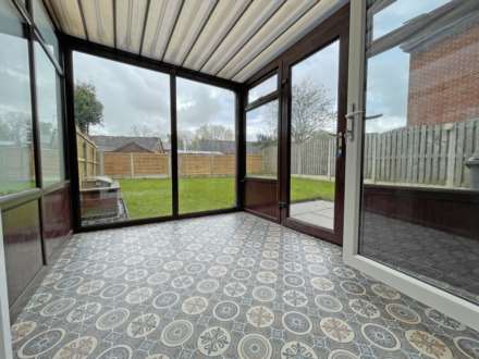 Chelsea Close, Shaw, Image 10