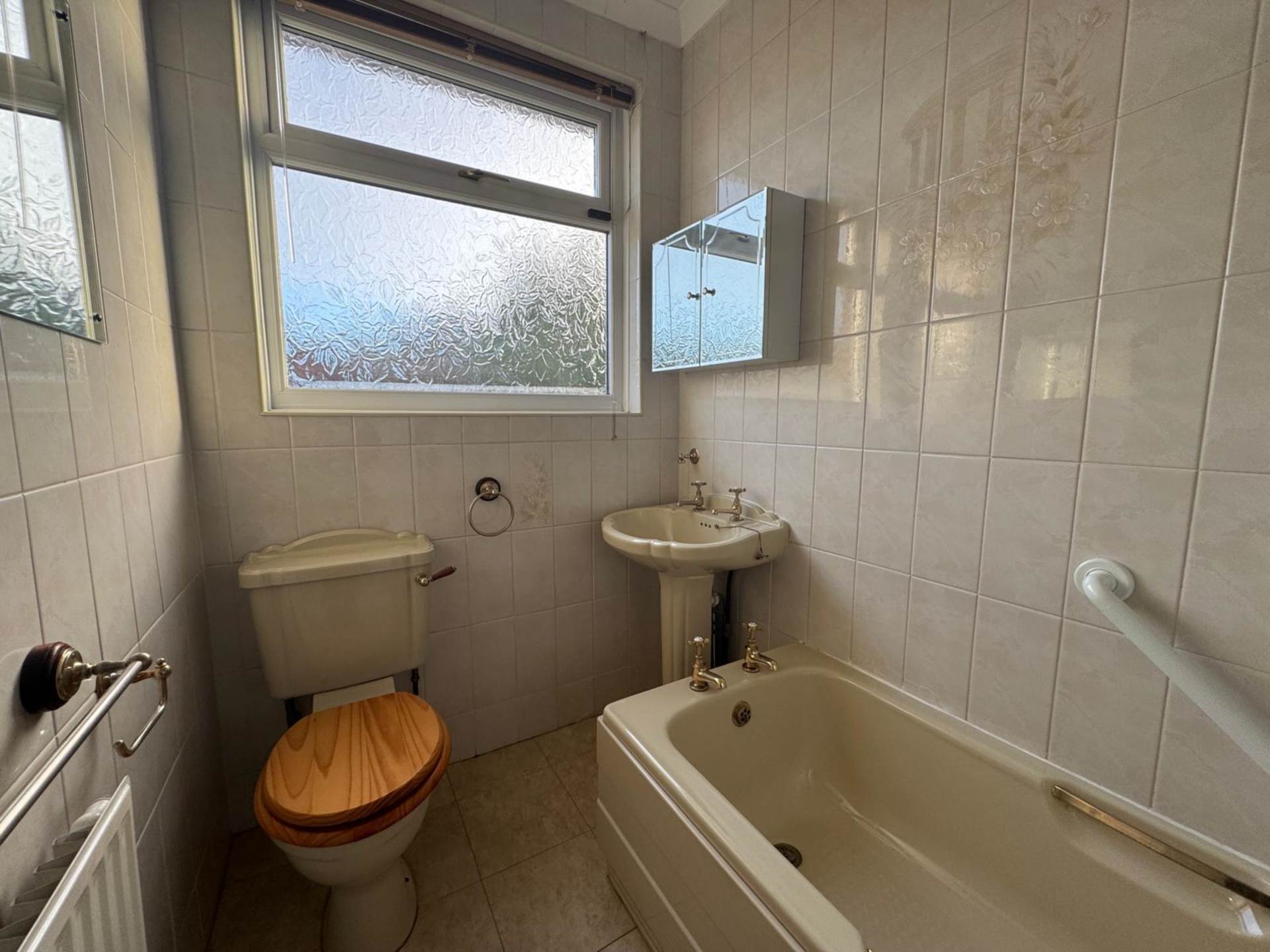 Manor Road, Shaw, Image 11