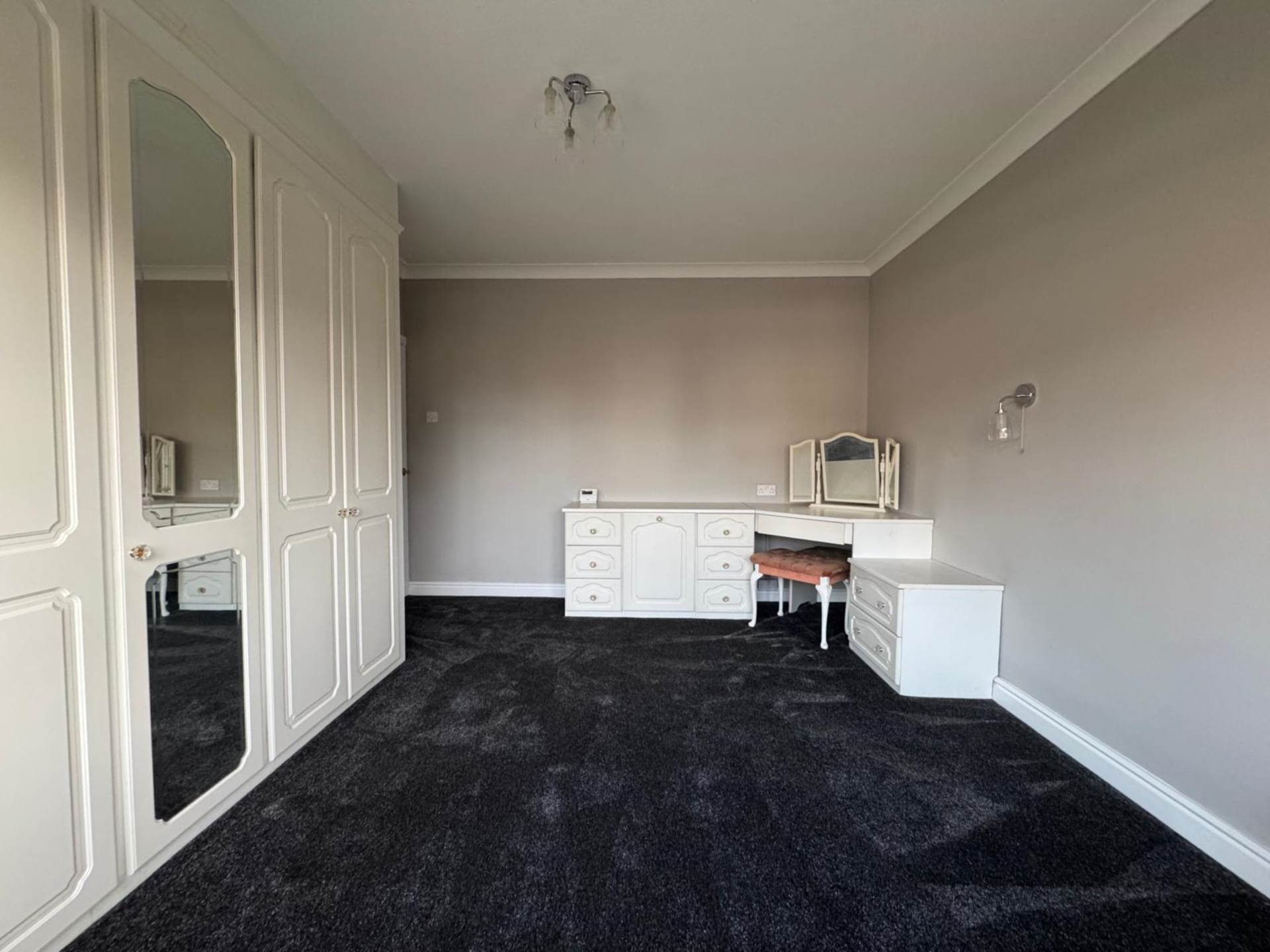 Manor Road, Shaw, Image 9