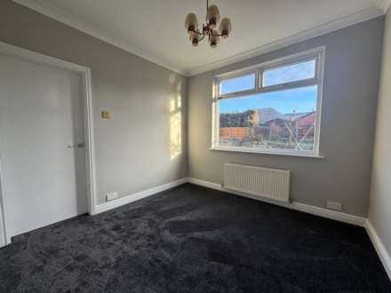 Manor Road, Shaw, Image 5