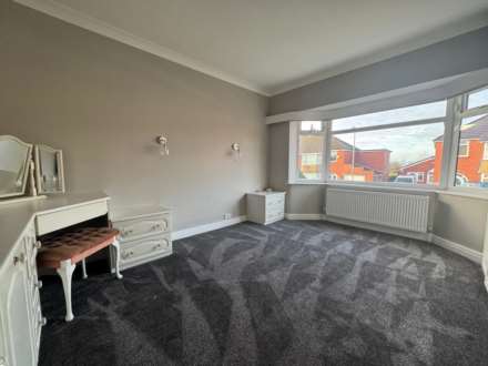 Manor Road, Shaw, Image 8