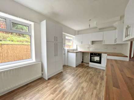 Dogford Road, Royton, Image 4
