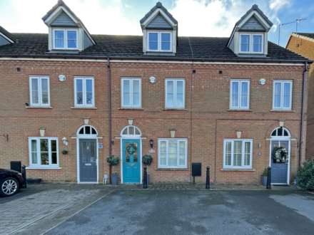 3 Bedroom Town House, Twingates Close, Shaw