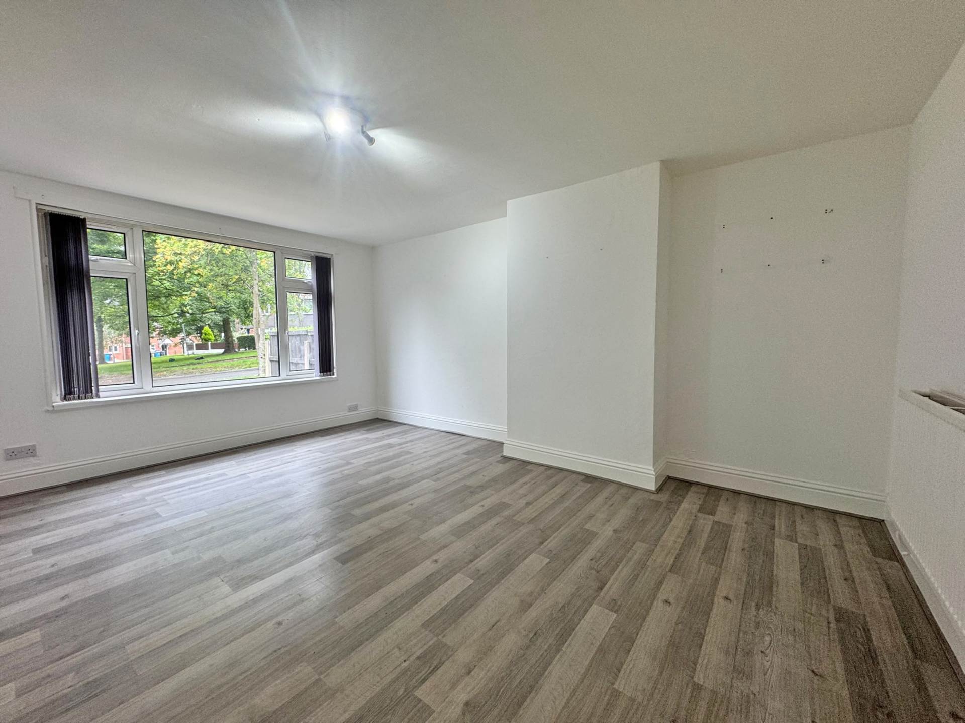 Hopkin Avenue, Derker, Image 2