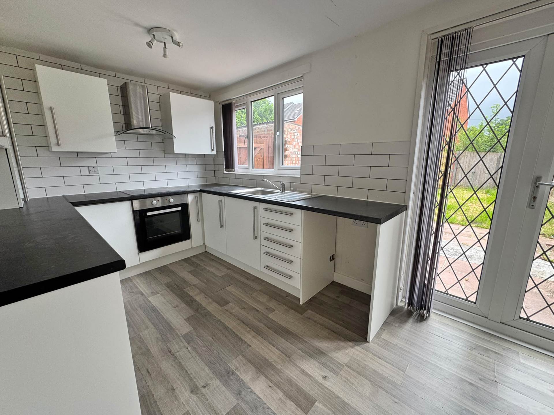 Hopkin Avenue, Derker, Image 4