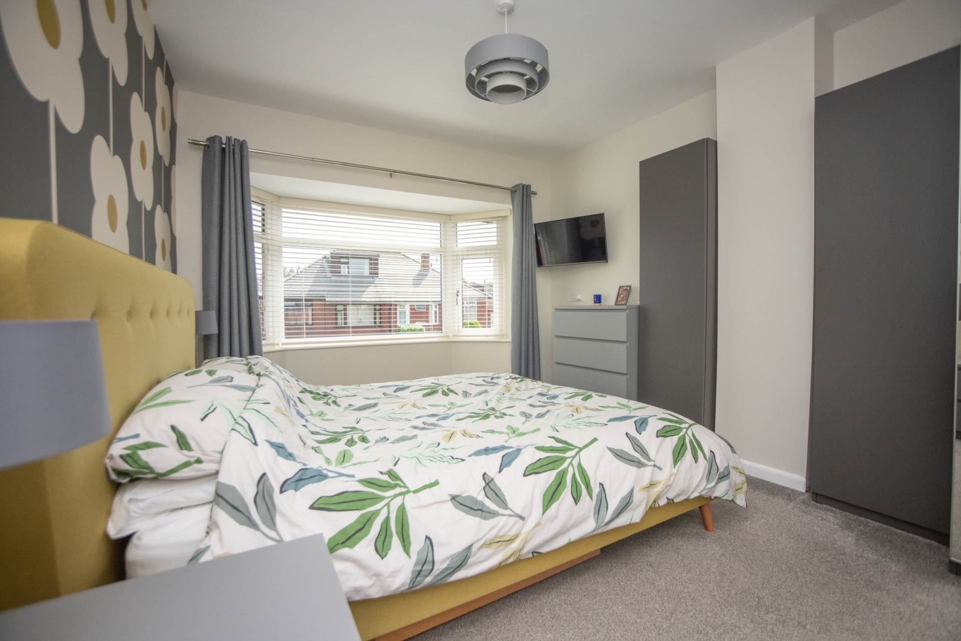 Manor Road, Shaw, Image 12