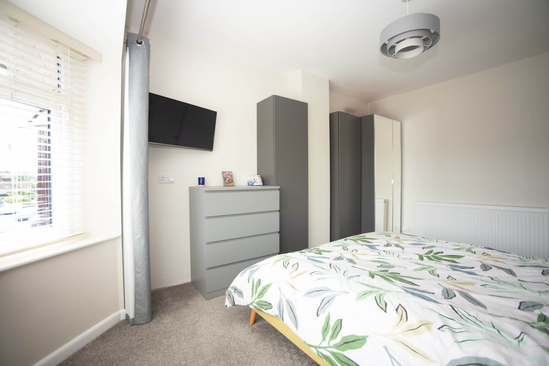 Manor Road, Shaw, Image 13