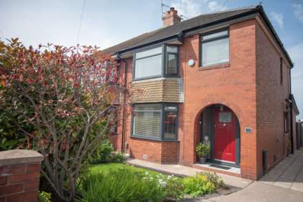 Manor Road, Shaw