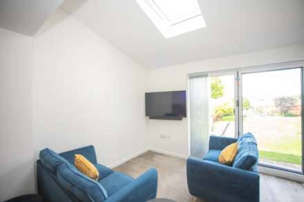 Manor Road, Shaw, Image 10