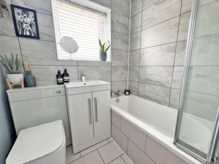 Dogford Road, Royton, Image 10