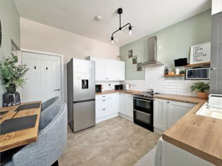 Dogford Road, Royton, Image 4