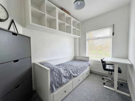 Dogford Road, Royton, Image 9