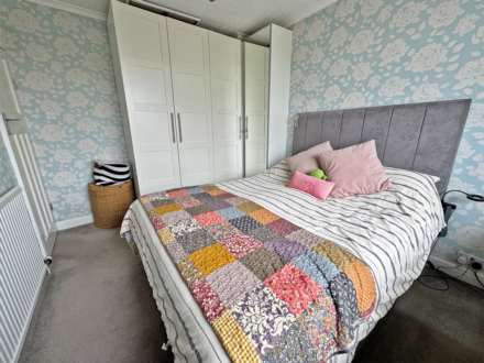 Longfield Road, Shaw, Image 3