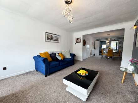 Old Brook Close, Shaw, Image 4