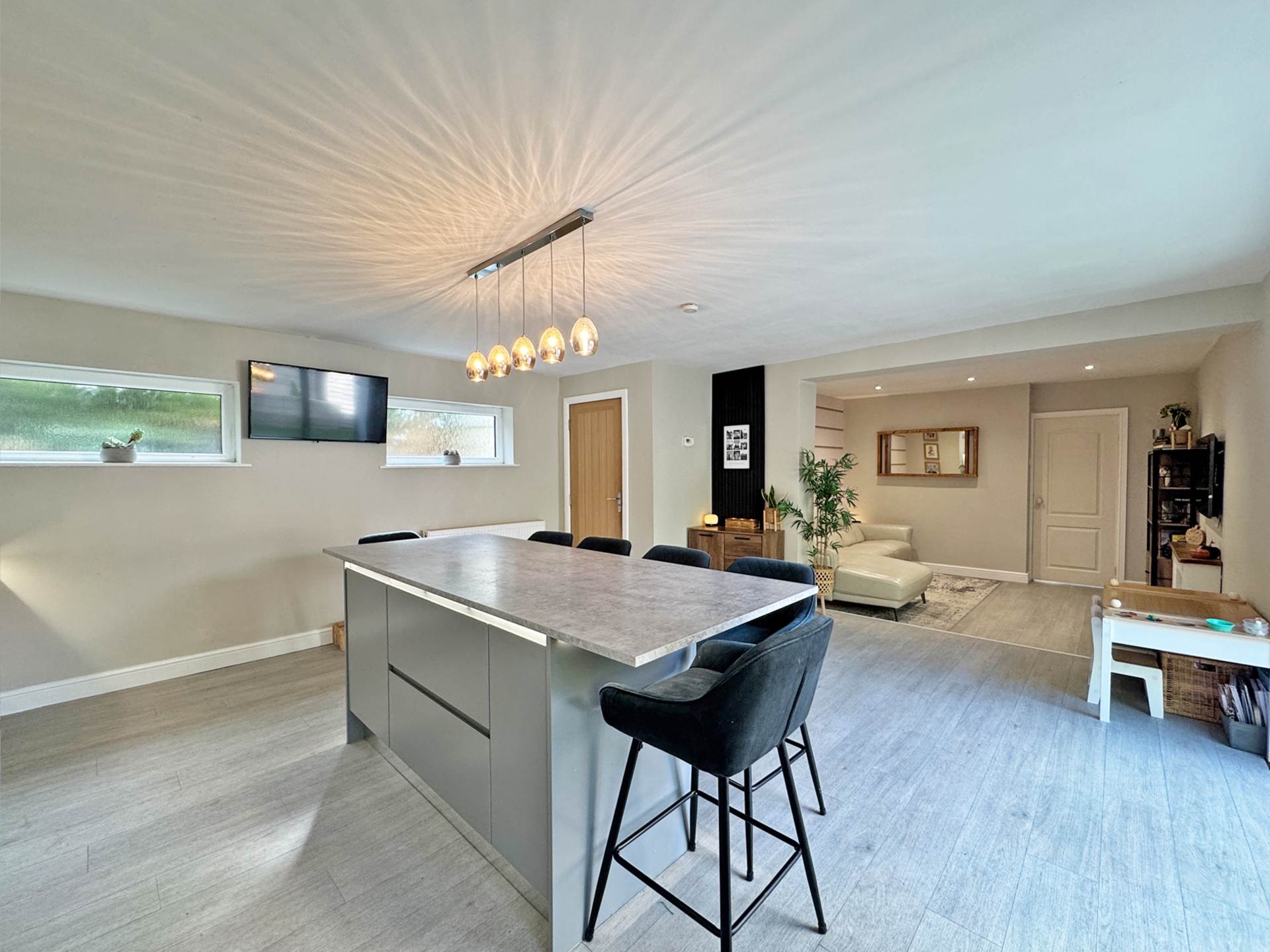 Grains Road, Shaw, Image 8