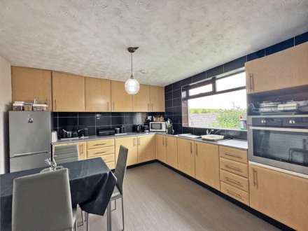 Clevelands Close, High Crompton, Image 6