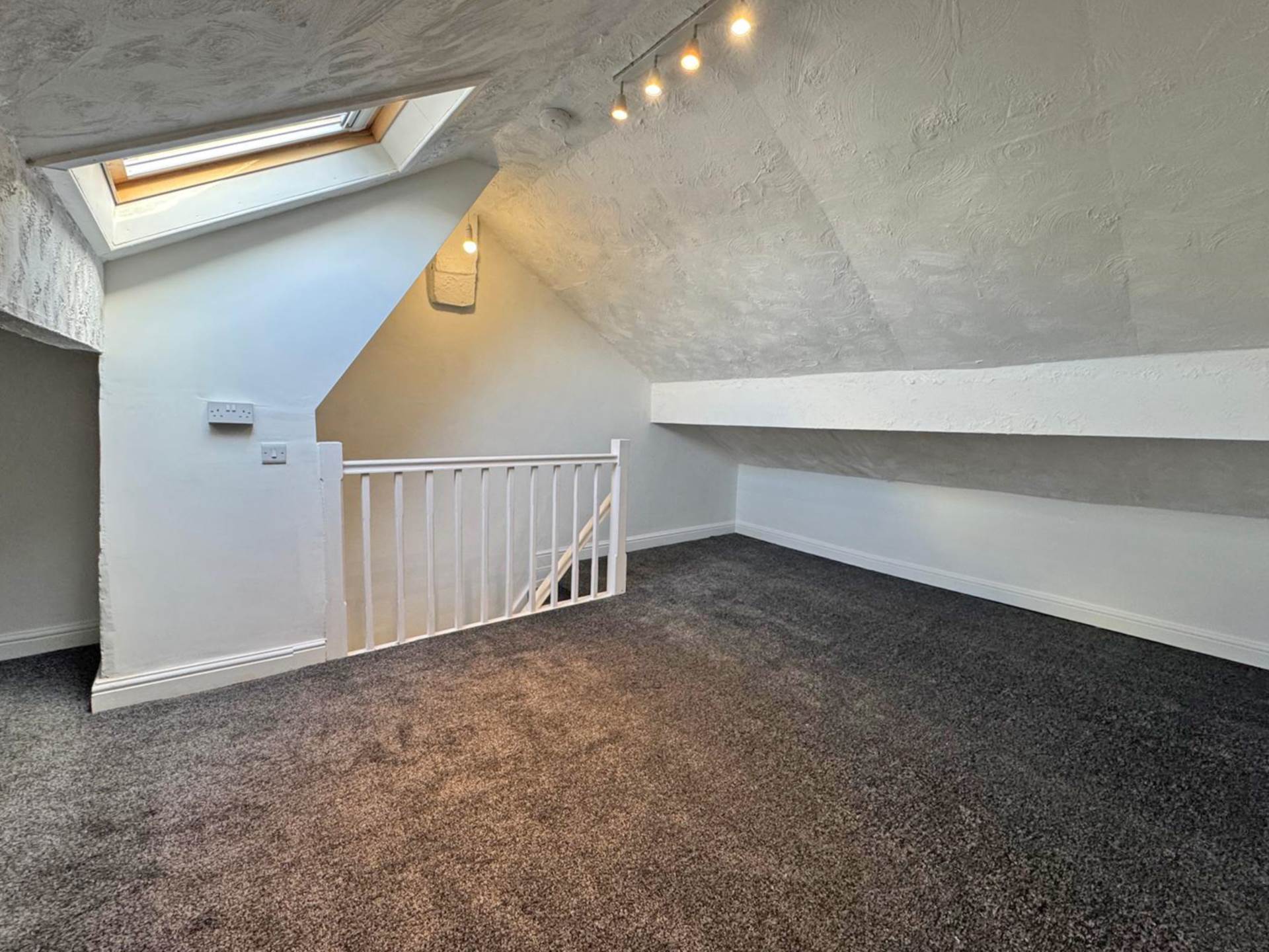 Queen Street, Shaw, Image 19