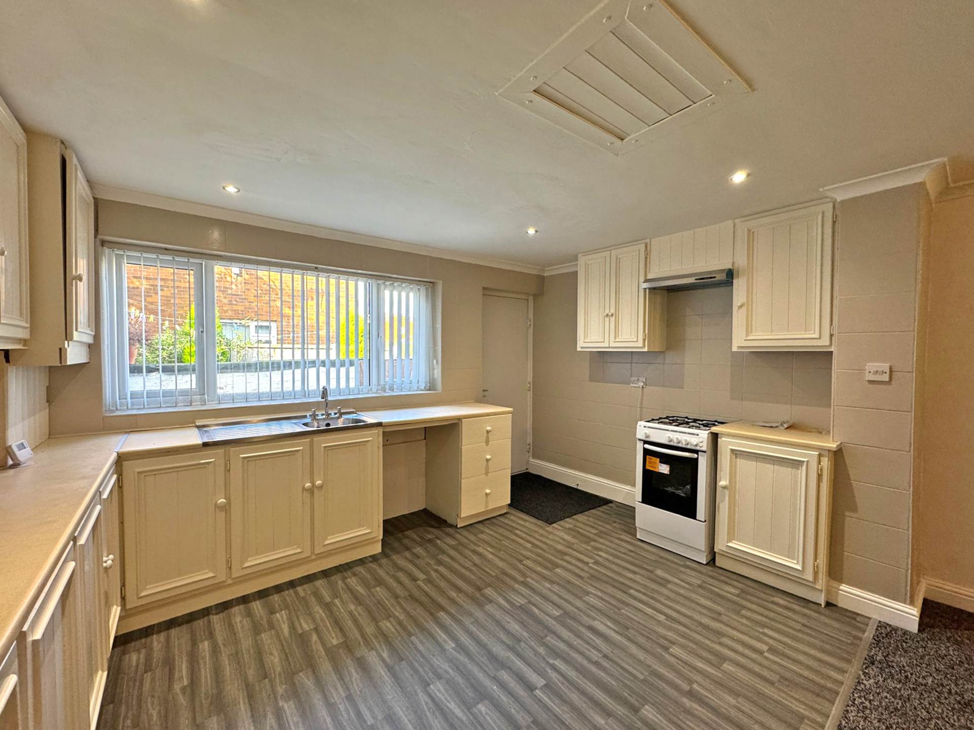 Queen Street, Shaw, Image 7