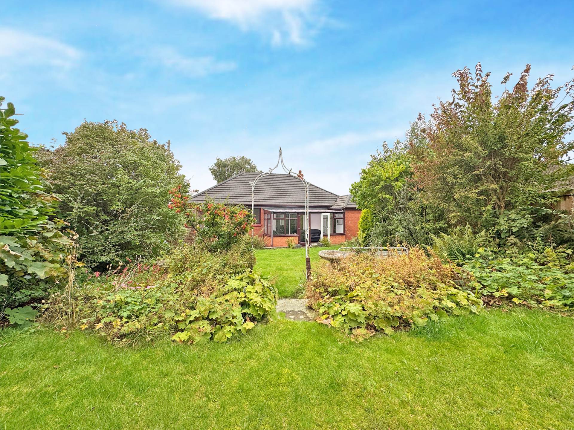 Manor Road, Shaw, Image 16