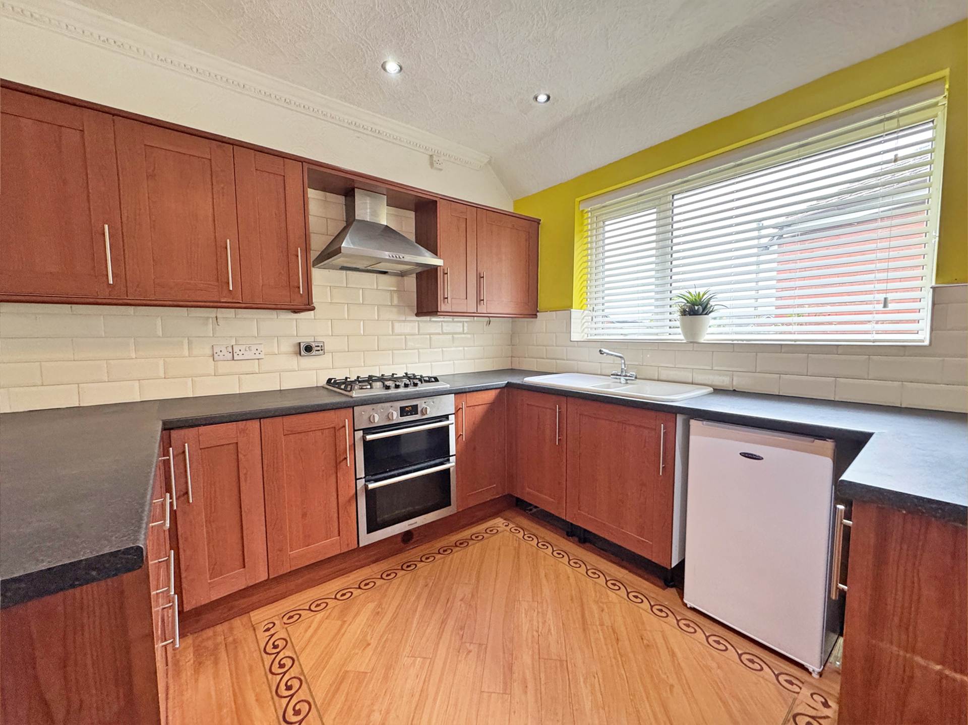 Manor Road, Shaw, Image 5