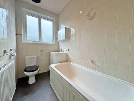 Manor Road, Shaw, Image 14