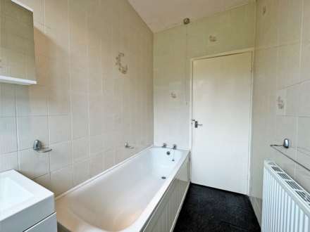 Manor Road, Shaw, Image 15