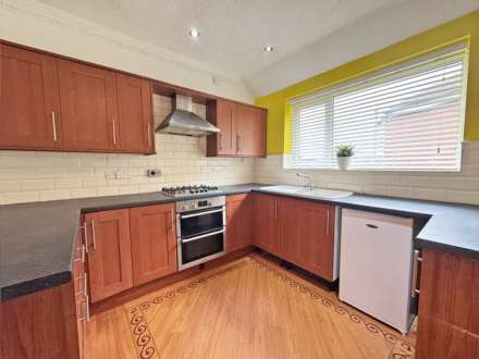 Manor Road, Shaw, Image 5