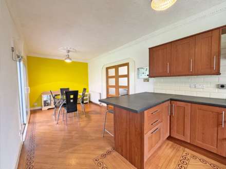 Manor Road, Shaw, Image 7