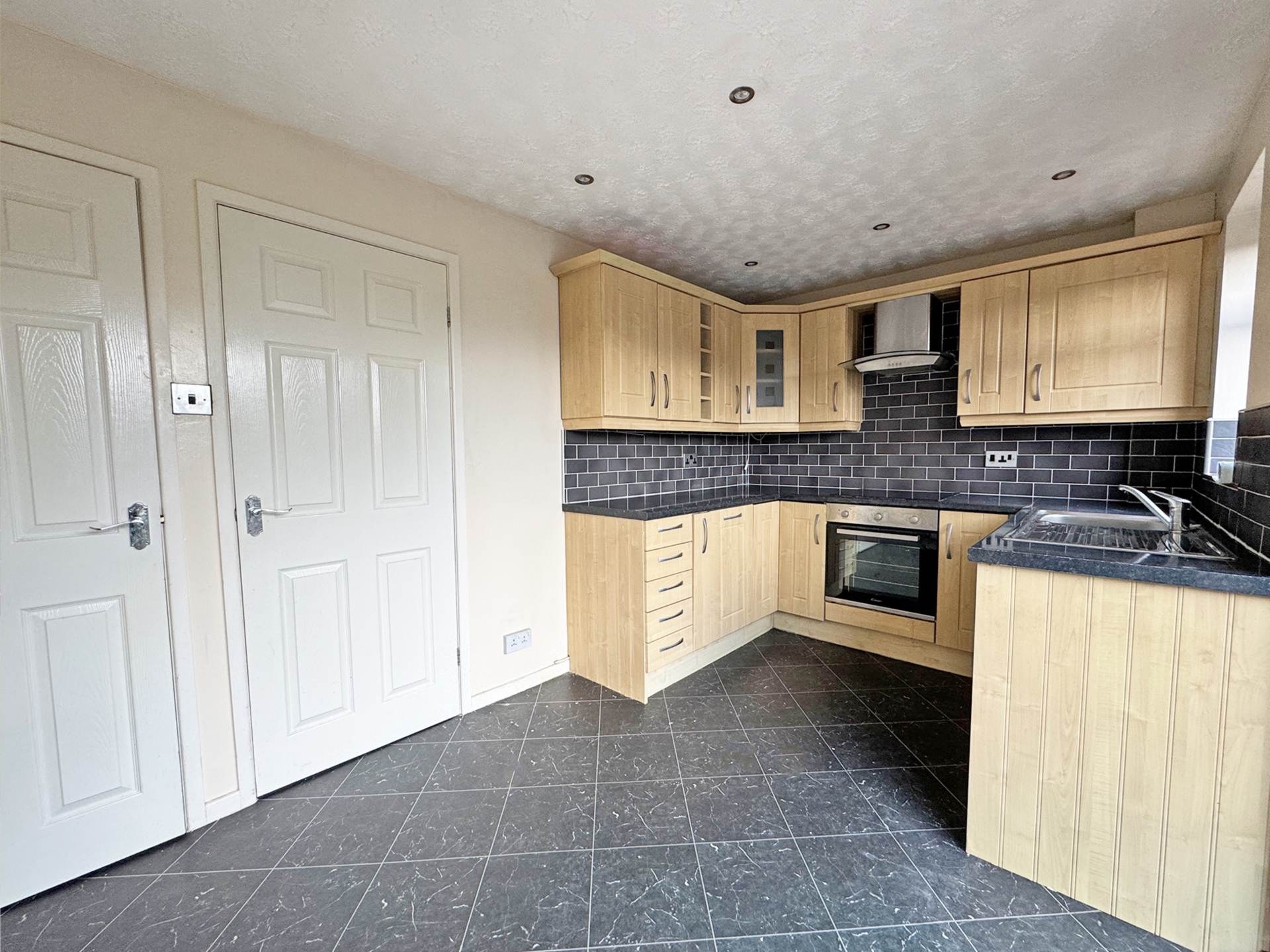 Oldham Road, Royton, Image 4